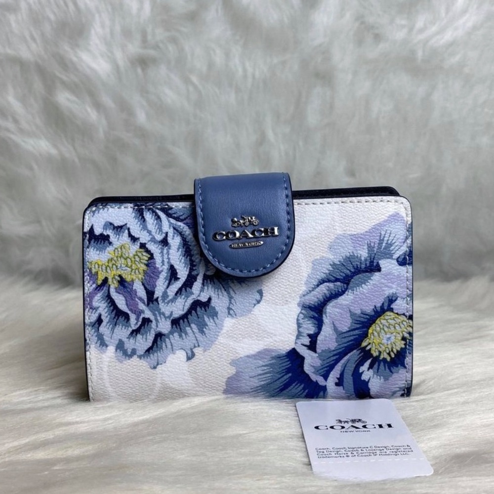 MEDIUM CORNER ZIP WALLET IN SIGNATURE CANVAS WITH